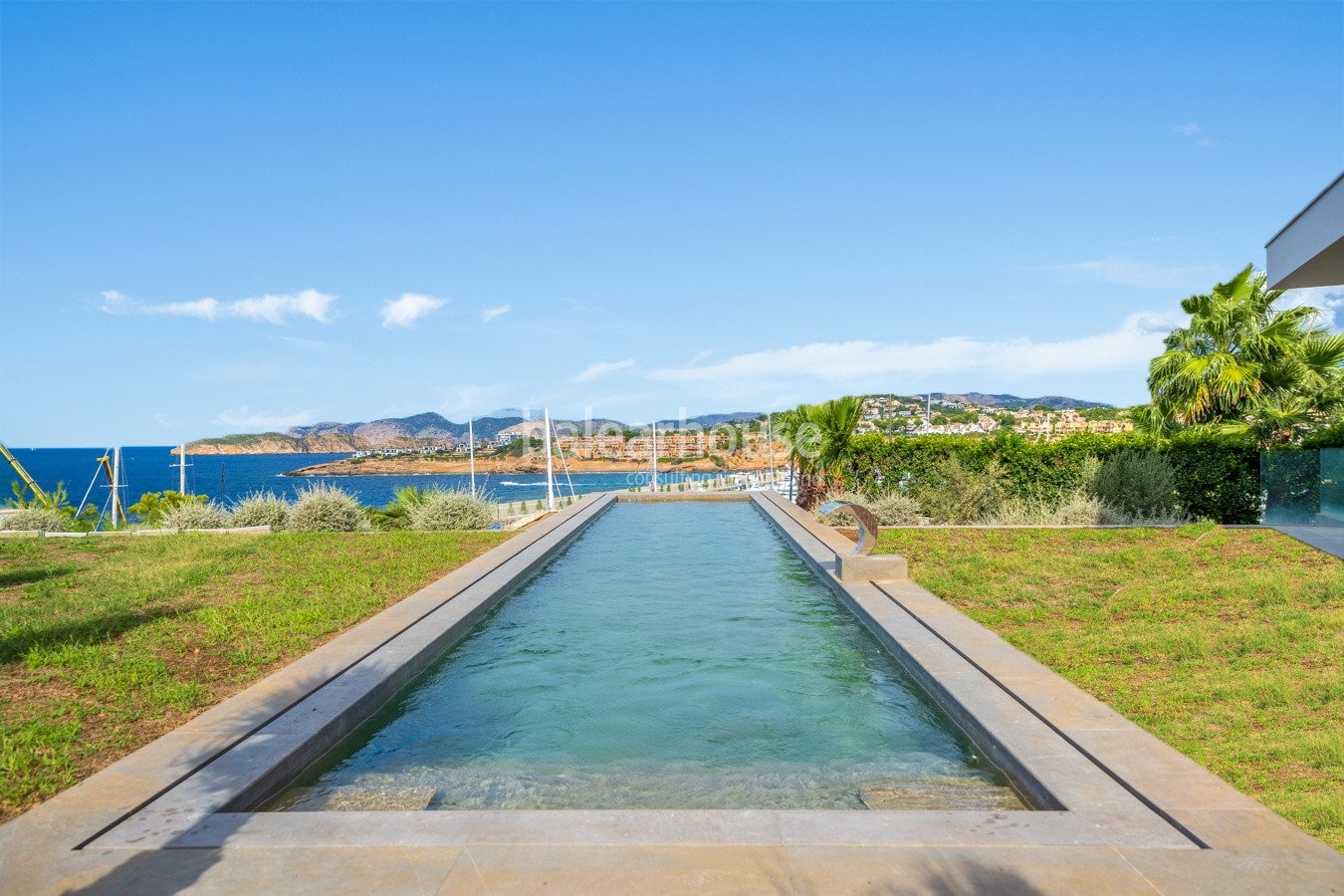 Nueva villa contemporánea en primera línea que domina vistas espectaculares al mar en Port Adriano.