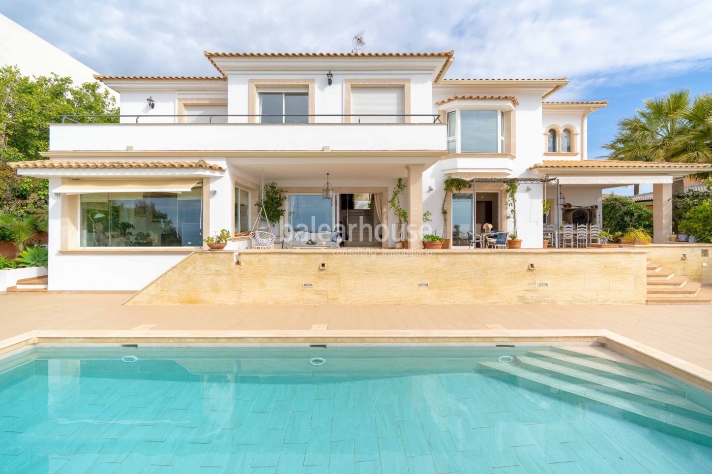 Orientación sur  y altas calidades en esta gran villa con espectaculares vistas al mar en Bendinat.
