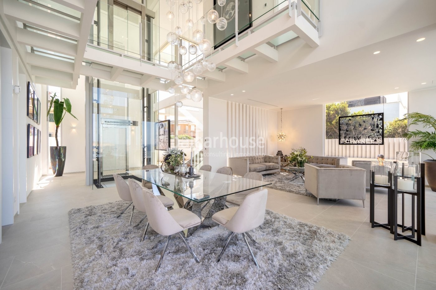 Sensacional villa de obra nueva que se extiende como un gran mirador al mar en Port Adriano